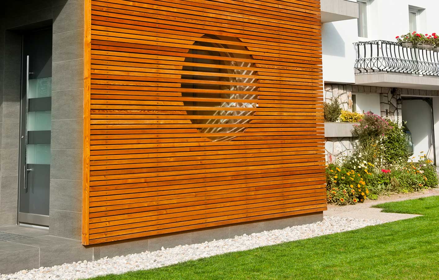 moderne Fassadenverkleidung aus Holz - Rhombusfassade