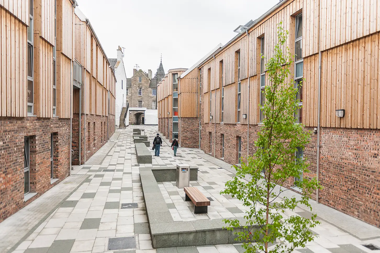 Moderne Fassaden für jedes Haus aus Holz Eine moderne Häuserreihe in einer Stadt mit Holzfassade verkleidet in Bodendeckelschalung