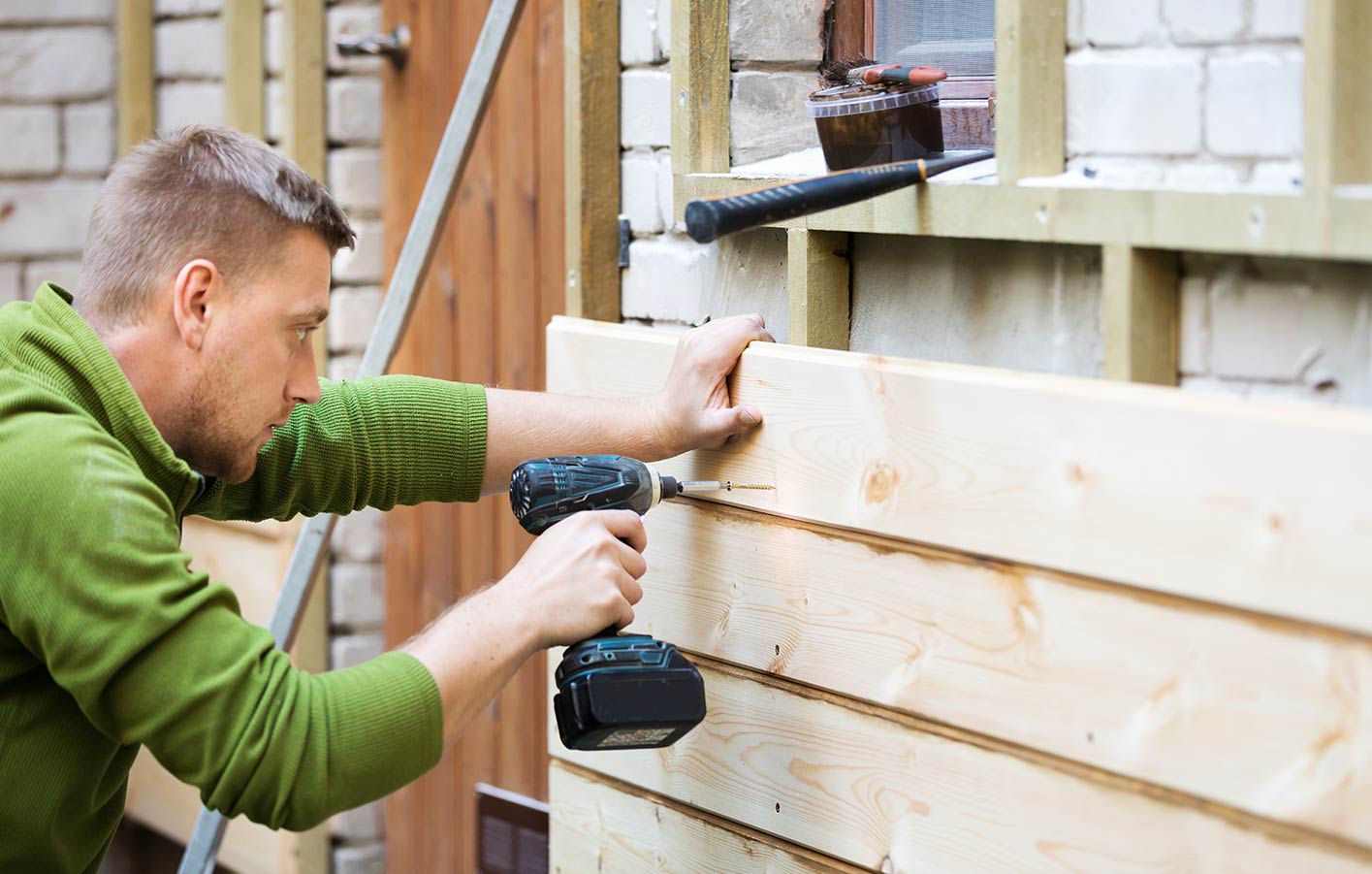 Holzfassade wird montiert