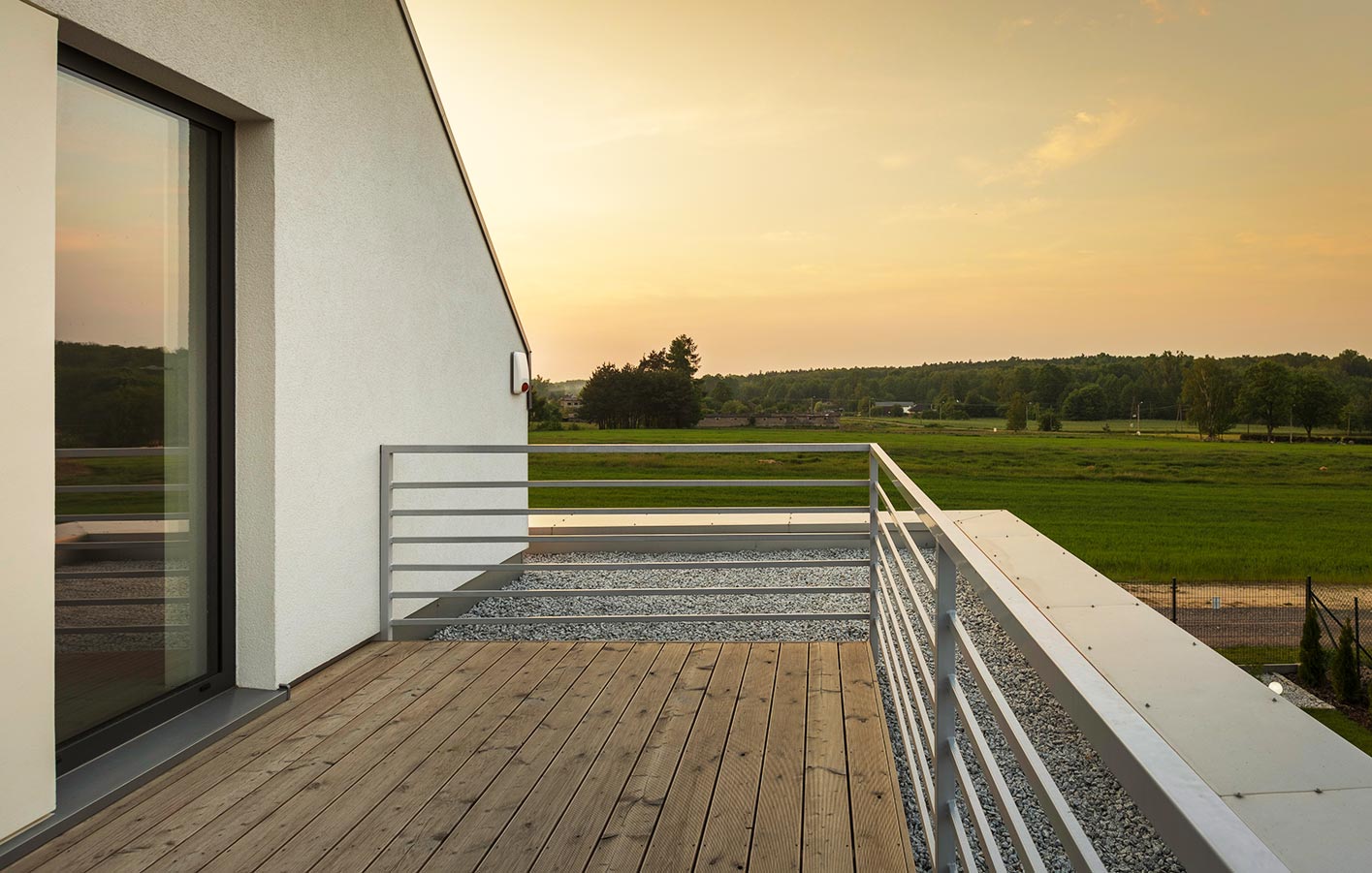 Terrassendielen auf einem modernen Balkon